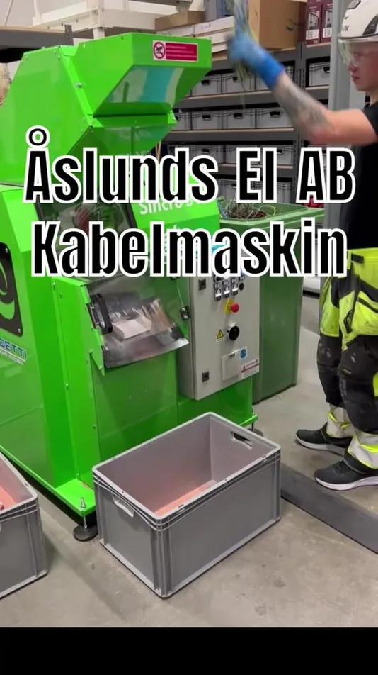 Åslunds El AB:s kabelmaskin som maler ner överbliven kabel